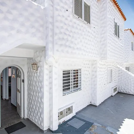 Near The With Huge Terrace, Parking And Wifi 科斯塔卡玛